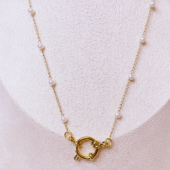 Jewelry - Elegant Gold and Pearl Necklace